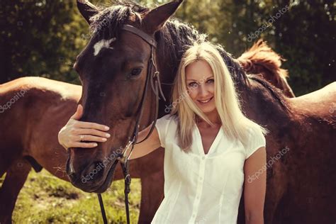 mujer teniendo sexo con caballos